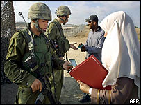 Kalkilya'da bir İsrail kontrol noktası