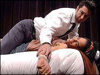 Sara Tate, contacena com Schwimmer em cena de ; atriz foi revelada em programa humorístico