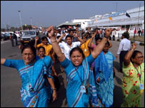 हड़ताल पर कर्मचारी