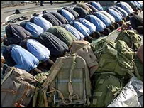 نيروهای کمک رسان پاکستان در کراچی نما زمی گزارند