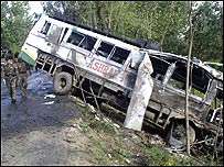 कश्मीर में बम विस्फोट से क्षतिग्रस्त बस