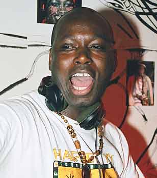 DJ Dudu Saar, photo © Helen Burrows