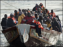 قايق مهاجران غيرقانونی در نزديکی ساحل جزاير قناری