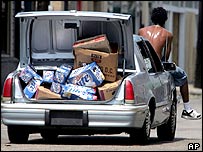 Arabasının bagajını birayla doldurmuş bir Amerikalı.