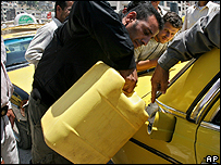 Palestinos abastecendo o carro