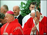 O bispo austríaco afastado Kurt Krenn (esq), com o papa