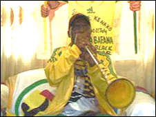 Saddam Maake e a vuvuzela; Foto: Maria Luisa Cavalcanti