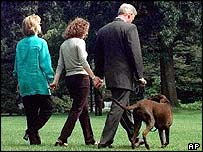 Gia đình Clinton có lúc tưởng như tan vỡ vì bê bối tình dục của ông Bill Clinton