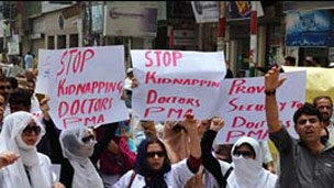 پاکستان میں ڈاکٹروں کے اغواء کے خلاف احتجاج کی فوٹو