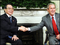 Cựu Thủ tướng Việt Nam Phan Văn Khải gặp Tổng thống Bush tại Nhà Trắng ngày 21 tháng 6 năm 2005