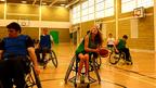 Nik, de 16 años, jugando basquet en silla de ruedas en Bristol, Inglaterra
