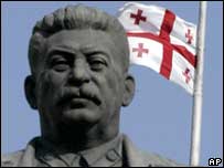 Gürcistan bayrağı önünde Stalin büstü