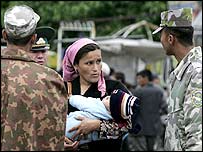 Karasu'da Özbek askerler ve kadınlar