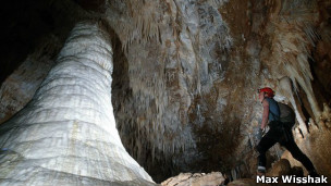 Hazel Barton em caverna. | Foto: Max Wisshak/Cortesia de Hazel Barton