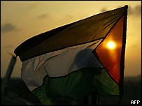 Garoto palestino com bandeira