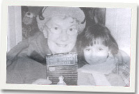 Mrs Mair Parry yn cyflwyno bocs Lois i Efa yn yr Ukraine