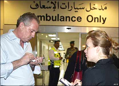 Staff Kedubes Amerika Serikat termasuk mereka yang menantikan kabar para korban selamat.