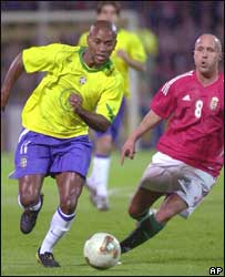 Zé Roberto disputa a bola com o húngaro Balazs Toth
