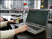 Usuário de internet em cibercafé