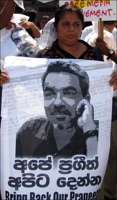 Prageeth Ekneligoda's wife holding a placard in the protest (photo: Elmo Fernando)