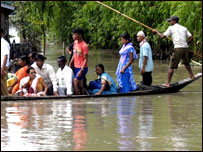 एक नाव पर सवार लोग 