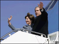 Bush e sua mulher, Laura, embarcam rumo à Índia