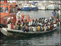 Imigrantes africanos chegam à Espanha