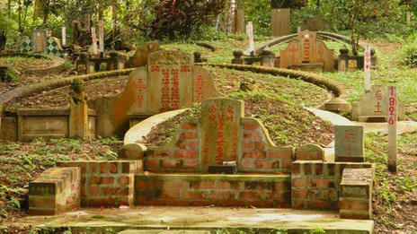 新加坡武吉布朗坟场内一些坟墓被插上编号柱等候发掘（30/3/2012）