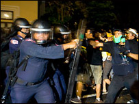 Cảnh sát và người biểu tình đụng độ
