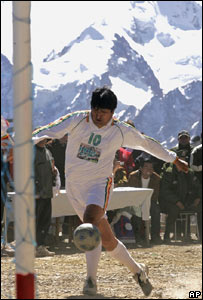 Evo Morales durante partida de futebol perto de La Paz no início de junho