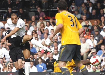 Bobby Zamora ghi bàn