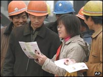 توزيع جزوه های پيشگيری از ايدز در ميان کارگران مهاجر چينی