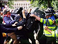 पुलिस और प्रदर्शनकारियों की झड़प