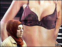 يک دختر در شهر استانبول از مقابل پوستری تبليغاتی عبور می کند