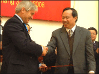  Ông Lương Văn Tự trong một lần ký kết hiệp định WTO song phương