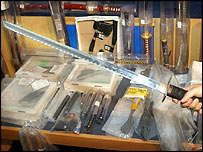 پولیس چھاپوں میں چاقو، تلوار اور کلہاڑی برآمد ہوئے