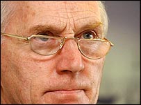 O juiz Brian Hutton, que conduziu o inquérito