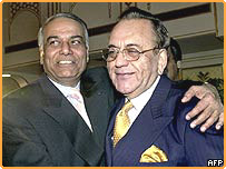 اسلام آباد پہنچنے پر بھارتی وزیر خارجہ یشونت سنہا اپنے پاکستانی ہم منصب خورشید احمد قصوری کے ساتھ