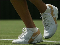 O par de tênis com ouro nas laterais