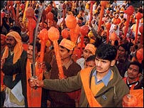 विश्व हिंदू परिषद समर्थक 17 तारीख़ की रैली के लिए अयोध्या जाने की कोशिश कर रहे हैं