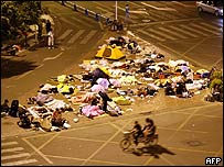 Người dân ngủ ngoài trời ở Thành Đô