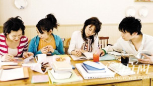 複習功課的學生