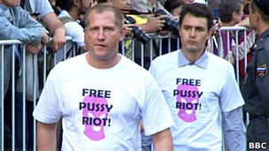 Мужчины в майках с надписью Free Pussy Riot