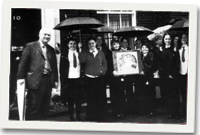 Disgyblion yr ysgol tu allan i Rif 10 Stryd Downing