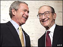 Alan Greenspan (à dir.) com George W. Bush