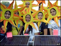 Ativistas do Greenpeace fazem campanha pela energia solar