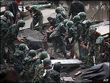 Các binh sĩ cứu hộ ở quận Vấn Xuyên