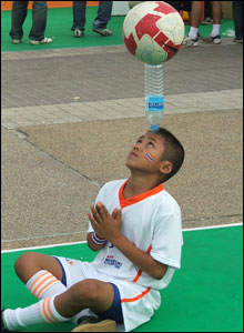 Một em bé Thái biểu diễn kỹ năng chơi bóng