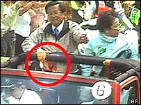 Tổng thống trúng đạn vào bụng