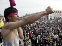 Manifestantes nas ruas de Bishkek